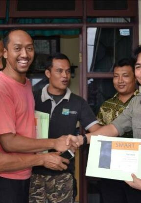 Handing certificate to participant after Smart Training in Medan